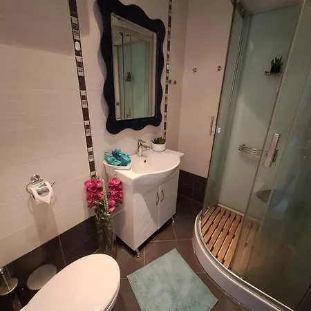 Apartment-10 Min From Airport Apartment *