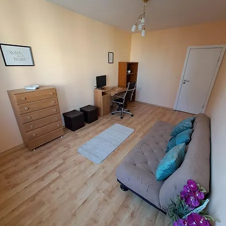 Apartment-10 Min From Airport Apartment