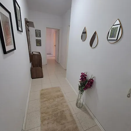Apartment-10 Min From Airport Apartment *